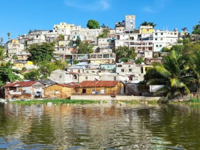 Suspenden búsqueda de motorista desaparecido tras accidente múltiple en río Isabela