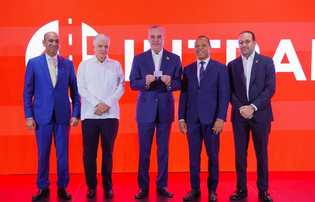 Presidente Abinader recibe primera licencia de conducir en nuevo formato