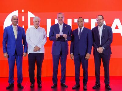 Presidente Abinader recibe primera licencia de conducir en nuevo formato