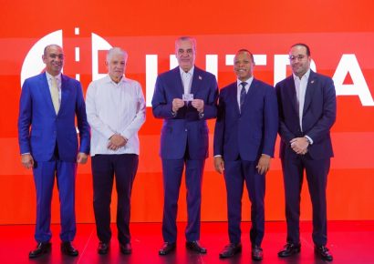 Presidente Abinader recibe primera licencia de conducir en nuevo formato