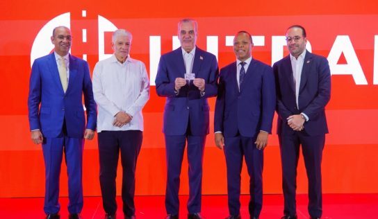 Presidente Abinader recibe primera licencia de conducir en nuevo formato