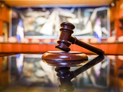 Tribunal aplaza medida de coerción y ordena evaluación psiquiátrica a joven acusada de incendiar viviendas en Moca