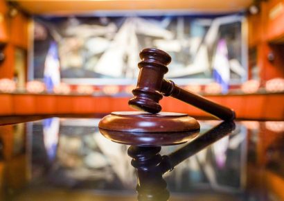 Tribunal aplaza medida de coerción y ordena evaluación psiquiátrica a joven acusada de incendiar viviendas en Moca