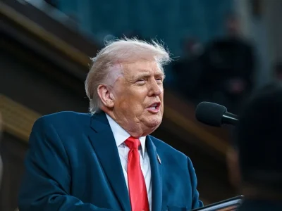 Trump considera “control total” de Irán o retirada rápida tras ataque conjunto con Israel