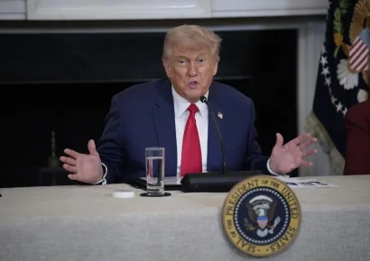 Trump aboga por un cambio de liderazgo en Irán y refuerza la presión militar en la región