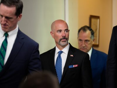 DEA evita referirse a acusaciones y afirma que coopera con investigación junto a la embajadora Leah Campos