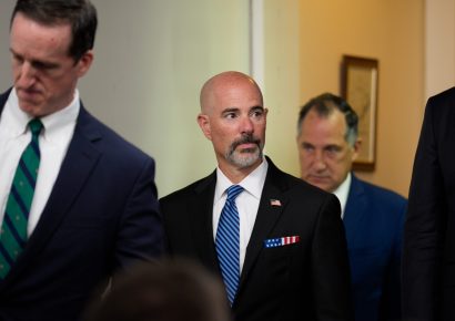 DEA evita referirse a acusaciones y afirma que coopera con investigación junto a la embajadora Leah Campos