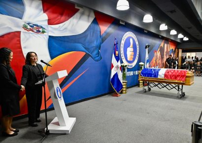 Mónica Alburquerque recuerda a su padre como un «padre cariñoso» durante su despedida