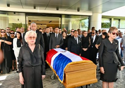 Llevan restos de Ramón Alburquerque a la Liga Municipal Dominicana, donde nació su emblemática frase «entren to’”