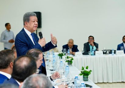 Leonel se reúne con industriales y comerciantes en Santiago, iniciando agenda de 3 días en la provincia