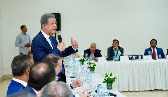 Leonel se reúne con industriales y comerciantes en Santiago, iniciando agenda de 3 días en la provincia