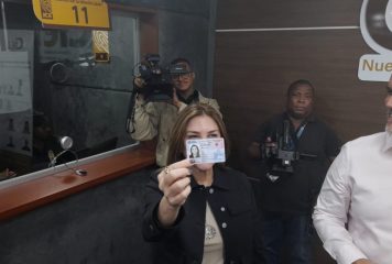 Carolina Mejía recibe la nueva cédula de identidad y electoral y destaca la eficiencia del proceso de entrega