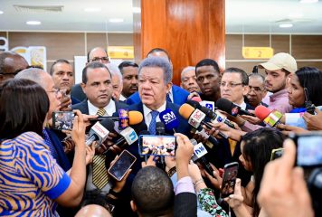 Leonel Fernández muestra su nueva cédula y afirma: “es la prueba de que el sistema funciona”