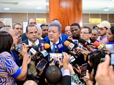 Leonel Fernández muestra su nueva cédula y afirma: “es la prueba de que el sistema funciona”