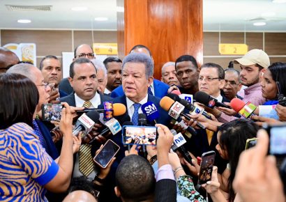 Leonel Fernández muestra su nueva cédula y afirma: “es la prueba de que el sistema funciona”