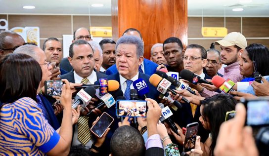 Leonel Fernández muestra su nueva cédula y afirma: “es la prueba de que el sistema funciona”