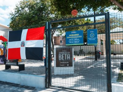 Carolina Mejía coloca la bandera nacional en parques por celebración del Mes de la Patria