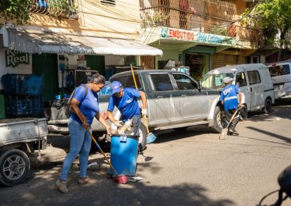 Alcaldía del DN realiza recuperación de espacio público y limpieza en Los Praditos