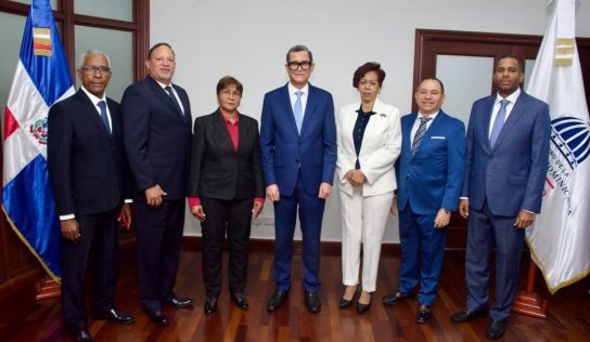 Ministro de Trabajo juramenta a seis nuevos viceministros