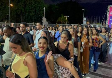 Largas filas rodean el Estadio Cibao a minutos del concierto de Juan Luis Guerra