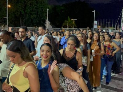 Largas filas rodean el Estadio Cibao a minutos del concierto de Juan Luis Guerra
