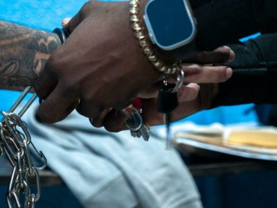 Extraditan a dos dominicanos acusados de robo, fraude y porte ilegal de armas