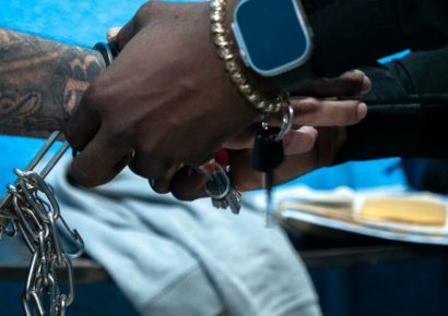 Extraditan a dos dominicanos acusados de robo, fraude y porte ilegal de armas