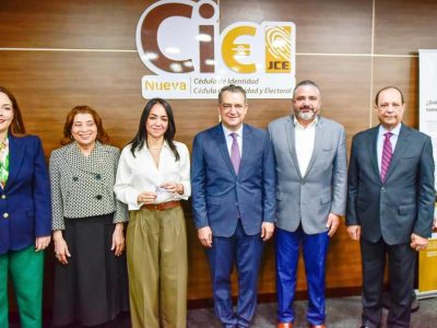 Faride Raful recibe la nueva Cédula de Identidad y Electoral y reafirma compromiso con la modernización del Estado