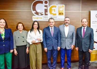Faride Raful recibe la nueva Cédula de Identidad y Electoral y reafirma compromiso con la modernización del Estado