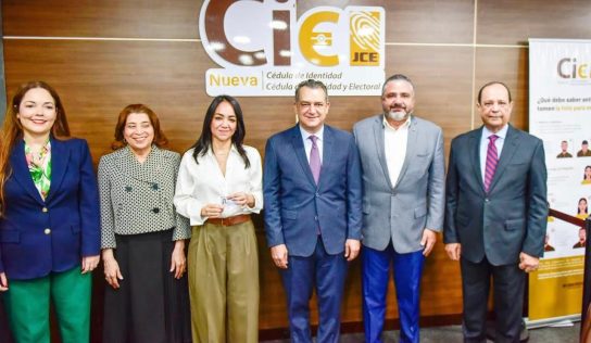 Faride Raful recibe la nueva Cédula de Identidad y Electoral y reafirma compromiso con la modernización del Estado