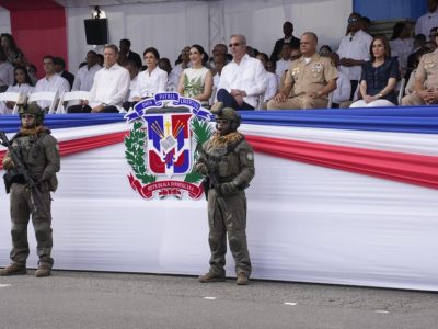 Abinader encabeza desfile militar y recibe honores en el Malecón por la Independencia
