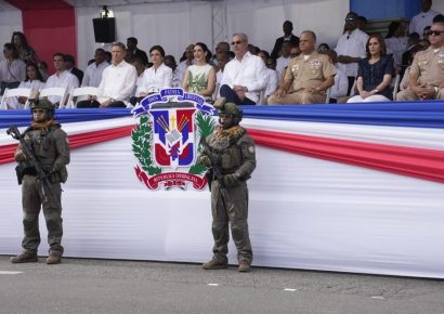 Abinader encabeza desfile militar y recibe honores en el Malecón por la Independencia