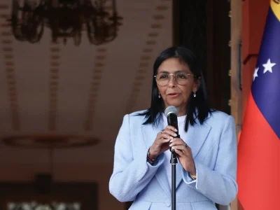 Delcy Rodríguez anuncia que se reunirá “próximamente” con Gustavo Petro