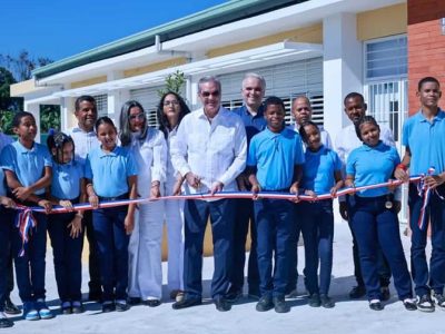 Azua suma 70 nuevas aulas con la inauguración de tres centros educativos