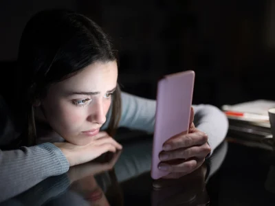 Estudio en España revela que redes sociales generan más ansiedad en chicas que en chicos adolescentes