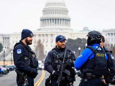 Detienen a un hombre armado tras correr hacia el Capitolio de EE.UU. con una escopeta cargada