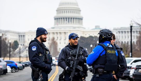 Detienen a un hombre armado tras correr hacia el Capitolio de EE.UU. con una escopeta cargada