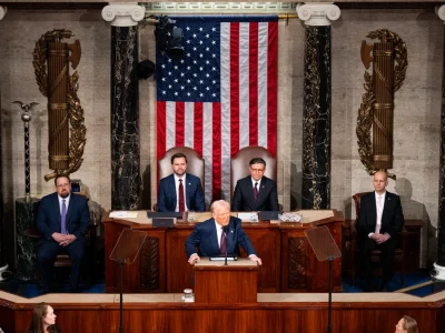 Trump destaca reducción de cruces fronterizos, narcotráfico e inflación en discurso ante el Congreso