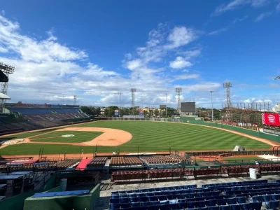El Quisqueya se acondiciona para los juegos de exhibición de Grandes Ligas