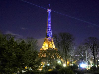 La Torre Eiffel se viste de azul y amarillo en apoyo a Ucrania