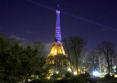 La Torre Eiffel se viste de azul y amarillo en apoyo a Ucrania