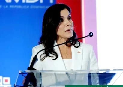 Embajadora de EE.UU. en RD critica a Bad Bunny por cuestionar política migratoria durante el Super Bowl