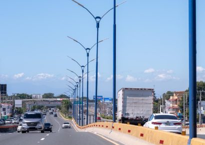 RD Vial avanza en la instalación de iluminación de la Autopista Las Américas