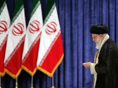 Líder supremo de Irán, Ali Jameneí, se mantiene vivo según ministro de Exteriores