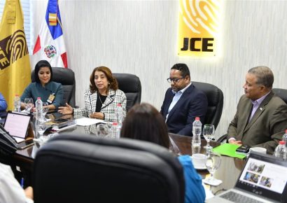 JCE y Conadis entregan cédula accesible a personas con discapacidad