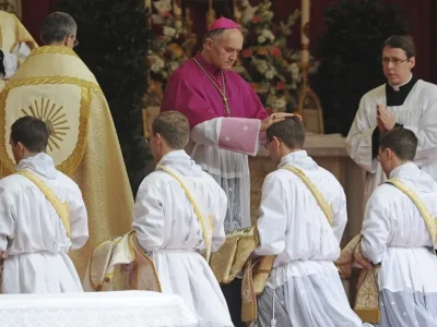 El Vaticano exige a los lefebvristas detener ordenaciones episcopales bajo amenaza de cisma