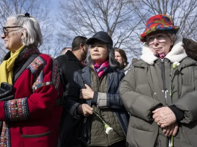 Monjes budistas culminan en Washington una caminata de más de 100 días en favor de la paz