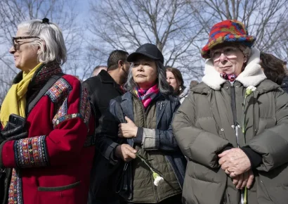 Monjes budistas culminan en Washington una caminata de más de 100 días en favor de la paz