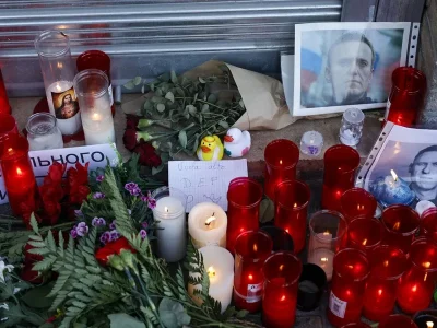Flores y velas en homenaje a Navalni mientras Rusia rechaza acusaciones de envenenamiento