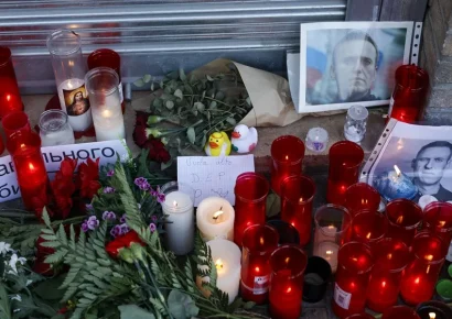 Flores y velas en homenaje a Navalni mientras Rusia rechaza acusaciones de envenenamiento